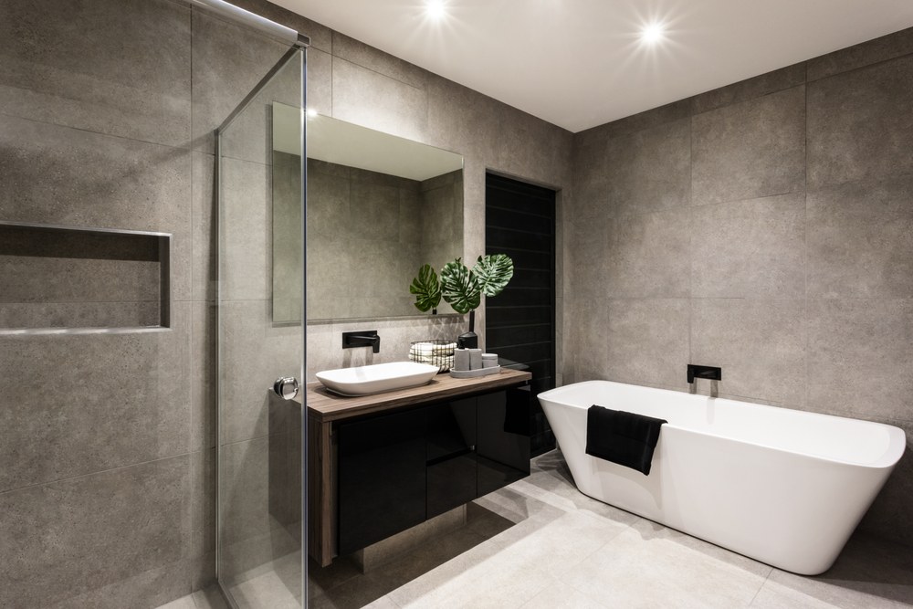 Kúpeľňa so sprchovým kútom a zrkadlom od Sklofix. 