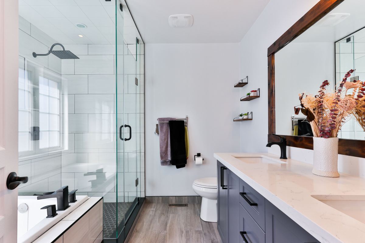 Moderná kúpeľňa s preskleným sprchovým kútom