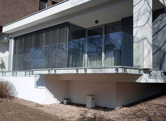 Realizácia moderného skleneného zábradlia na balkón od Sklofix.