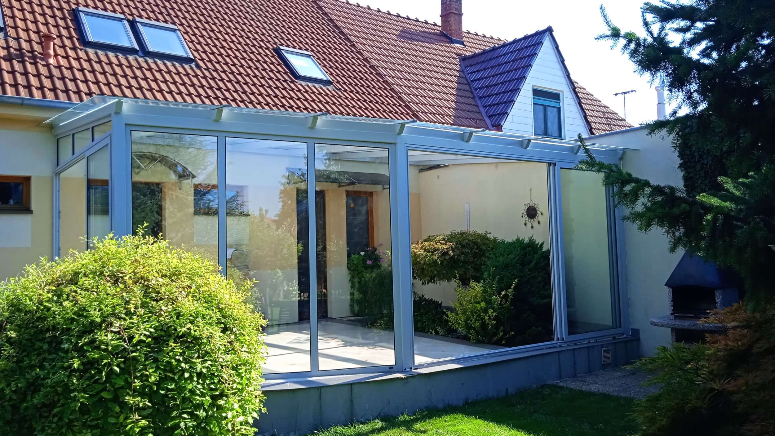 Nevýkurená sklenené zimná záhrada dostavaná k rodinnému domu od Sklofix. 