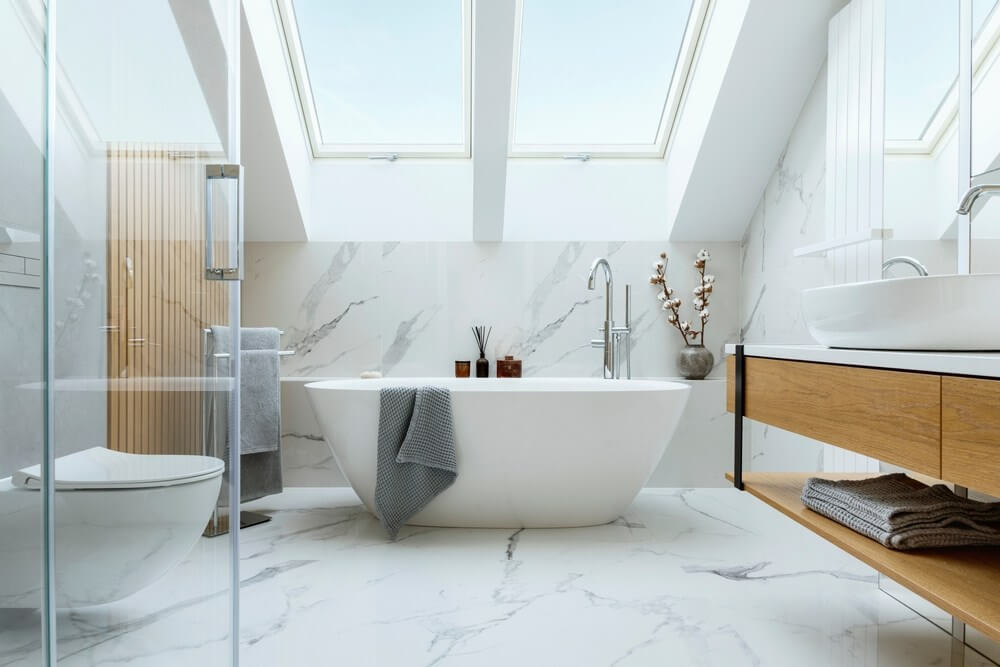 kúpeľňa v prírodnom dizajne s vaňou v strede a so sprchovým kútom v ľavom rohu